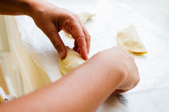 Fold the apples and caramel in the hand pie