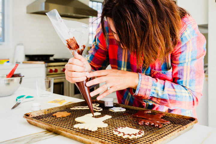 decorating the cookie