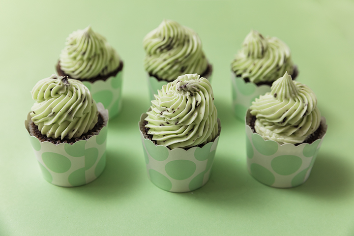 mint chip cupcakes in cute cups